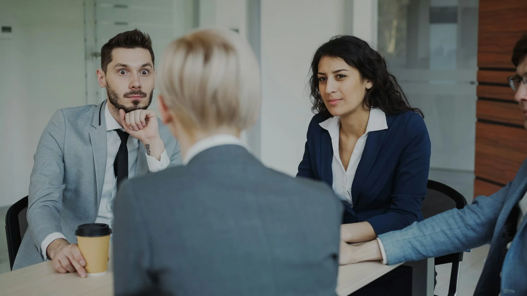Une discussion professionnelle autour d’une table, photographie d’illustration